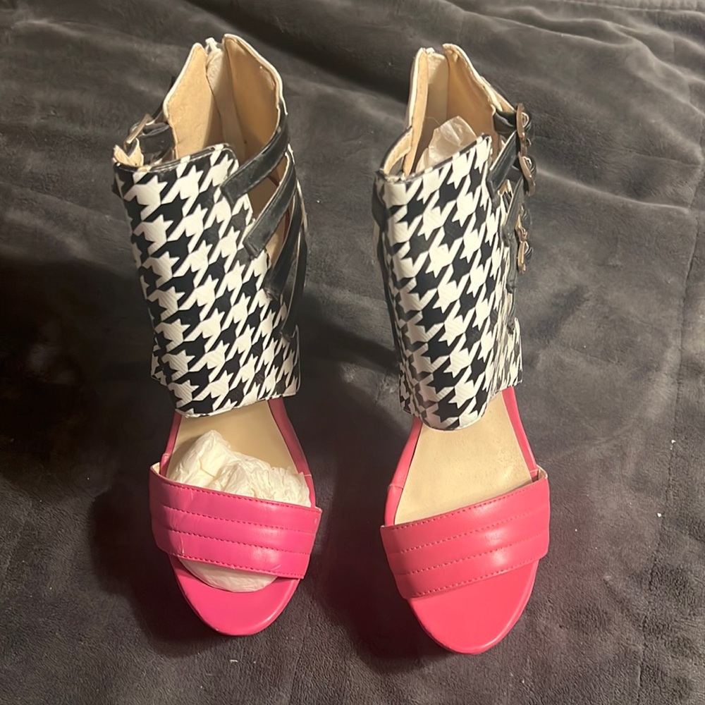 Cute shoes. Never worn, no box. Mild scratches.